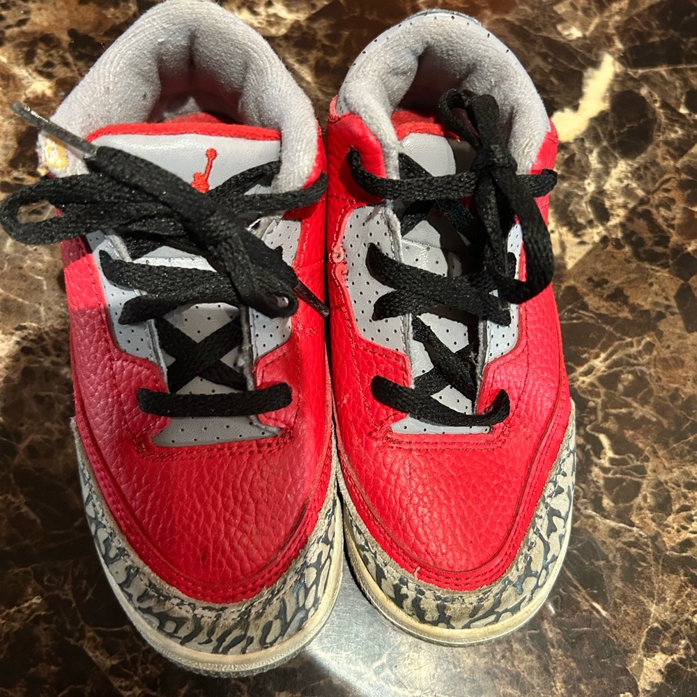 Kids Jordan 3 cement and red size 10c